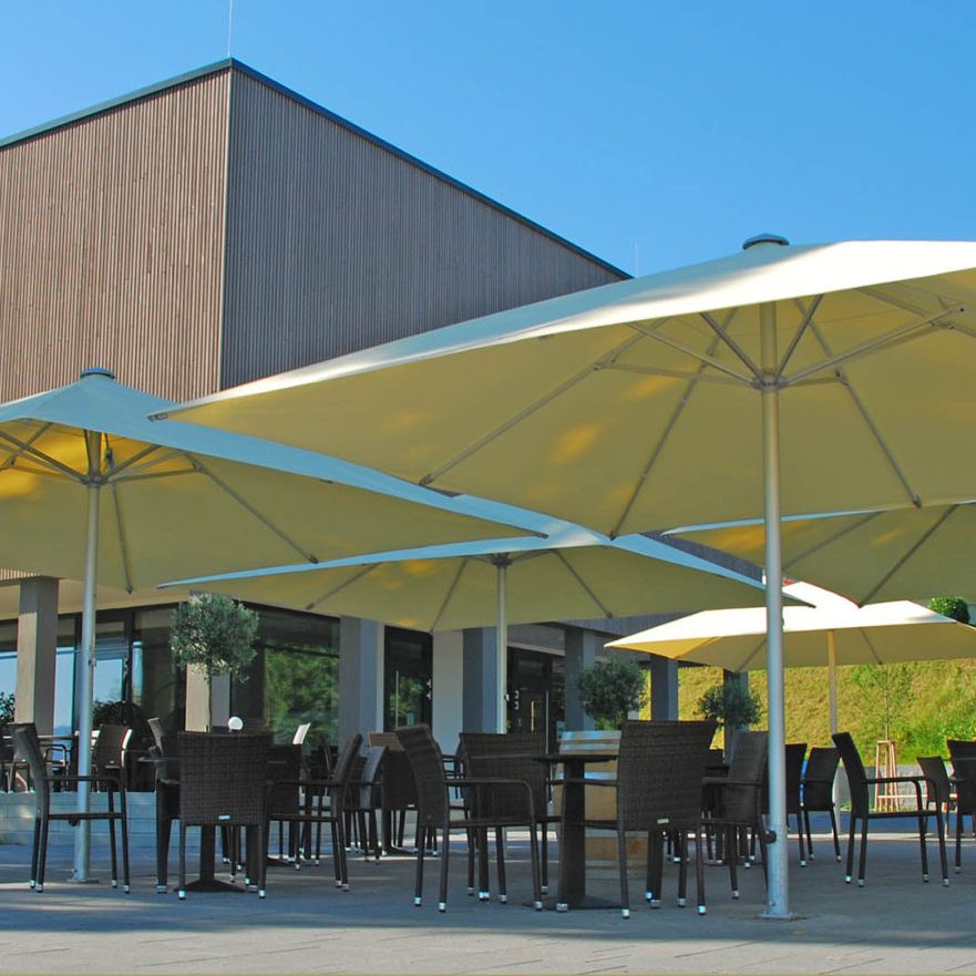 Erhöhen Sie den Komfort Ihrer Gäste mit großflächigen Schirmen, die optimalen UV-Schutz bieten.