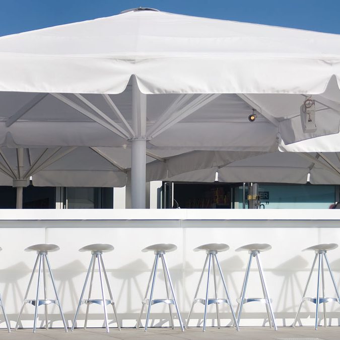 Schützen Sie Ihre Gäste stilvoll vor der Sonne mit unseren hochwertigen Gastronomie-Sonnenschirmen! Perfekt für Cafés, Restaurants und Bierg