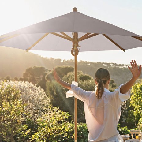 Klassische Ambiance, Natur und Emotionen im Fokus
Öffnungsprinzip mittels doppeltem Flaschenzug
Gestell aus naturbelassenem Teakholz.