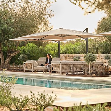 XXL-Sonnenschirm für Beschattung großer Freiflächen
bis Windstärke 6 nutzbar
hohe Lichtechtheit (Stufe 7-8)
