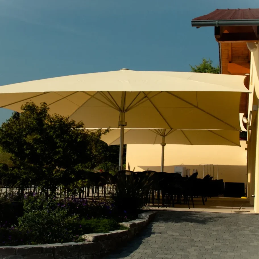 Schaffen Sie großzügigen Schatten mit unseren patentierten Sonnenschirmen Festival Facil und Festival Exentro Facil. Dank des einzigartigen,