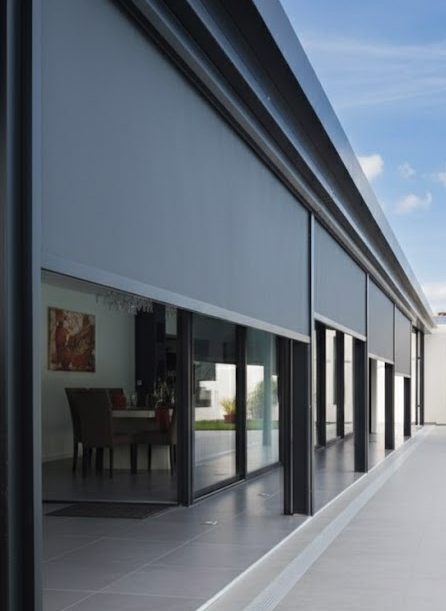 Effektiver Sicht-, Blend- und Sonnenschutz für Fenster, Balkone und Terrassen. Zuverlässiger Schutz vor Hitze und UV-Strahlen. Senkrechtbesc